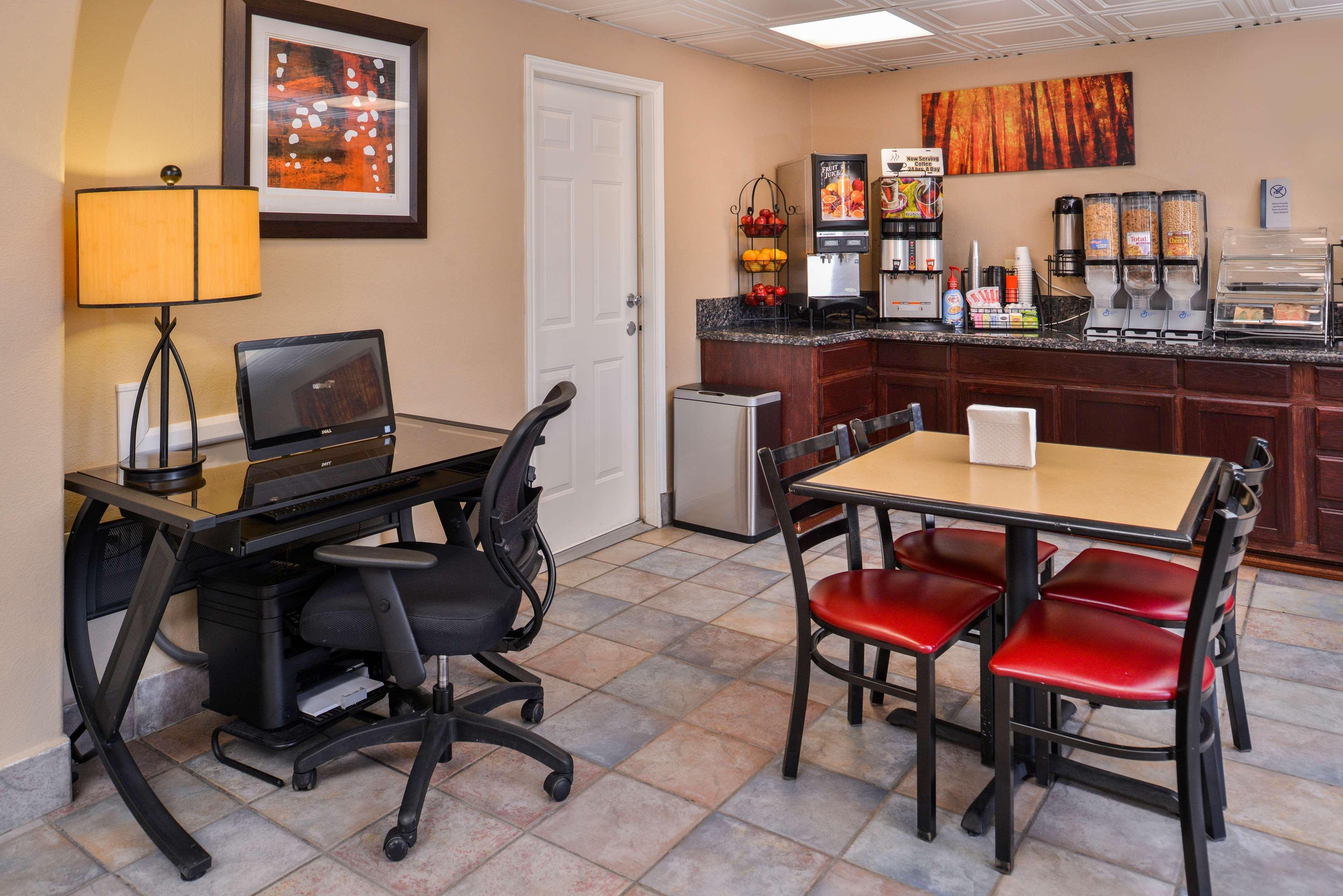 Best Western Executive Inn Хобс Екстериор снимка